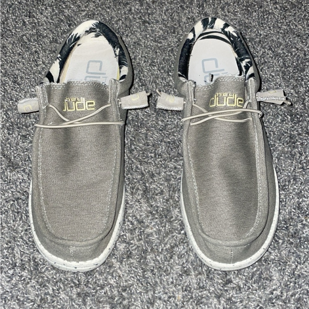 Men’s hey dudes size 9